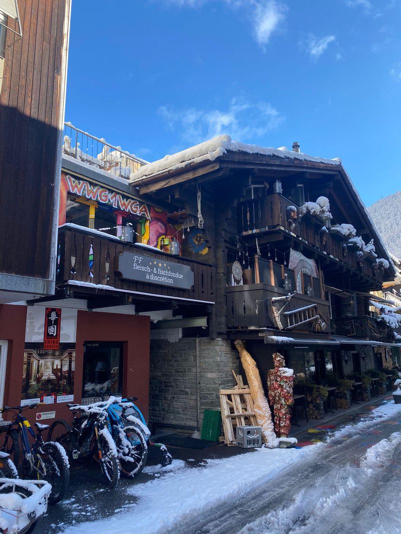 L’inscription «WWG1WGA» (ndlr.: Where We Go One, We Go All, en français «Où l’un d’entre nous va, nous y allons tous»), slogan de ralliement du mouvement complotiste, est apparue sur le balcon surplombant la terrasse du restaurant.