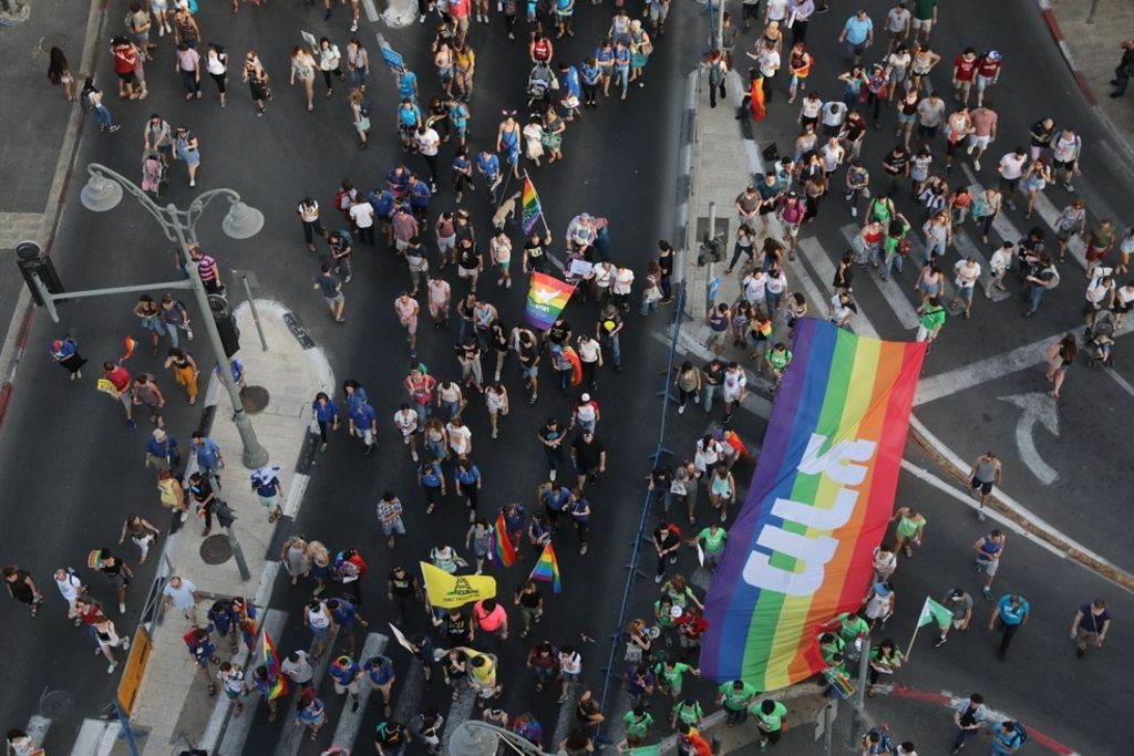 Des milliers de personnes participent à la Gay Pride