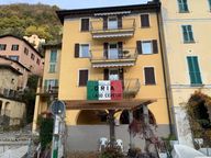 Aufgefallen in Oria, Valsolda: Roger Köppel mit einem Bein in Italien