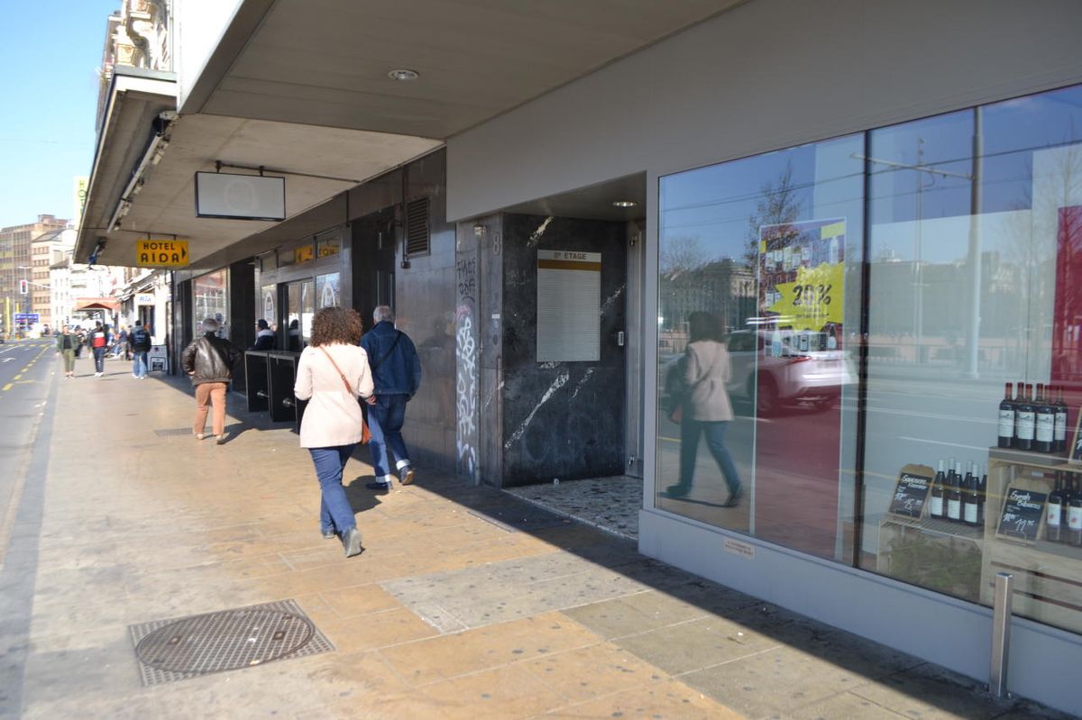 L'entrée du numéro 8, avenue Henri-Dunant. L'immeuble est situé en bordure de la plaine de Plainpalais. L'entrée du numéro 8, avenue Henri-Dunant. L'immeuble est situé en bordure de la plaine de Plainpalais.