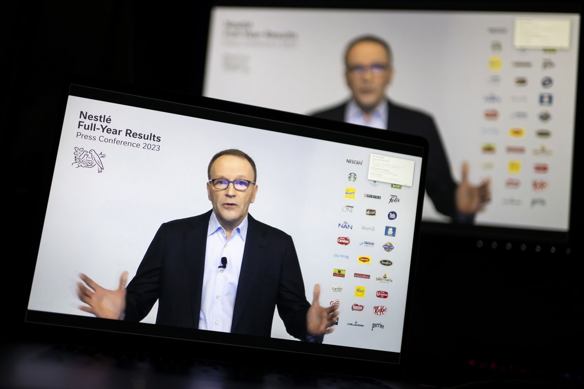 Ulf Mark Schneider, CEO of Nestlé, apparaît sur deux écrans et parle lors de la conférence de presse virtuelle des résultats annuels 2022 de Nestlé à Berne, Suisse.