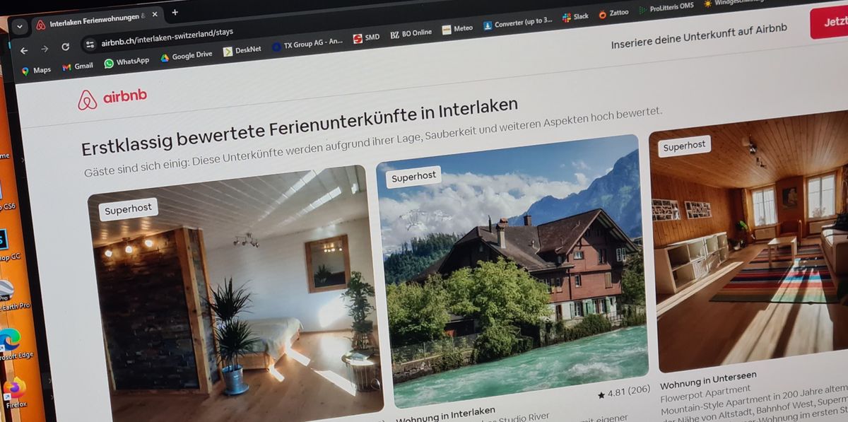 Webseite von Airbnb zeigt Ferienunterkünfte in Interlaken, darunter eine moderne Wohnung und ein traditionelles Chalet.