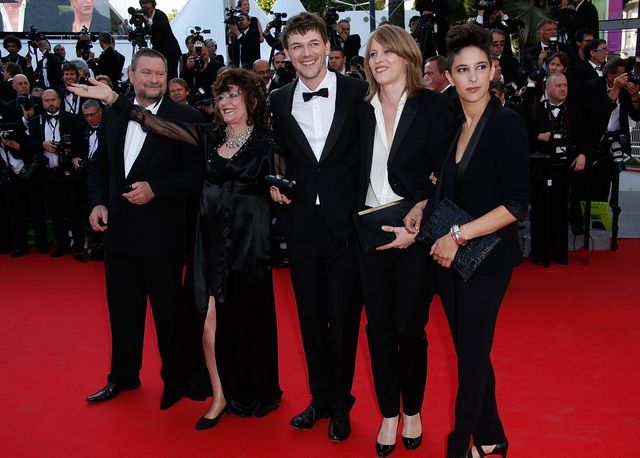 Les comédiens Angelique Litzenburger (2e depuis la gauche) et Joseph Bour (à gauche) et les trois réalisateurs Marie Amachoukeli (à droite), Claire Burger (2e depuis la droite), et Samuel Theis (au centre) venus présenter leur film «Party Girl».