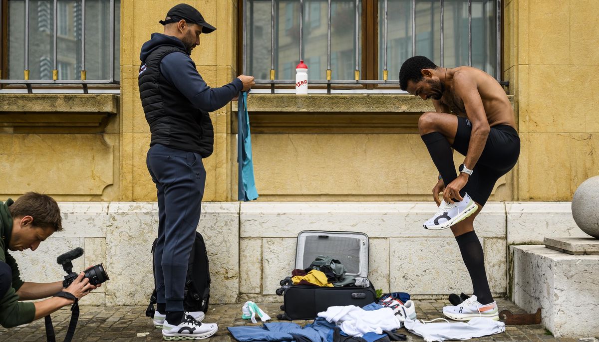 Tadesse Abraham à Morat aux côtés de son coach Olivier Baldacchino. Vestiaire improvisé et dernière causerie avant la course.