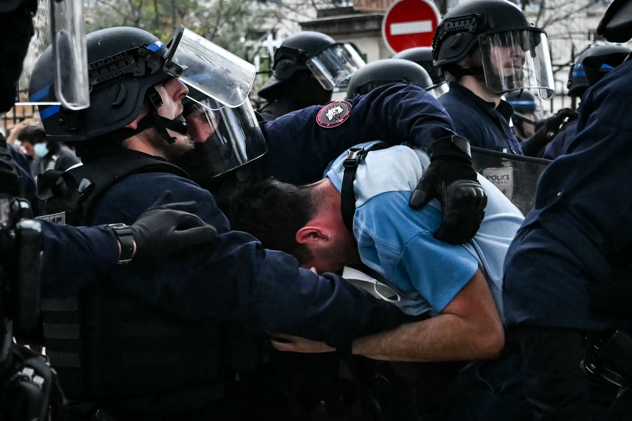 Image accompagnant « Colère en France: Près de 8000 gardes à vue depuis le début du mouvement lycéen ».