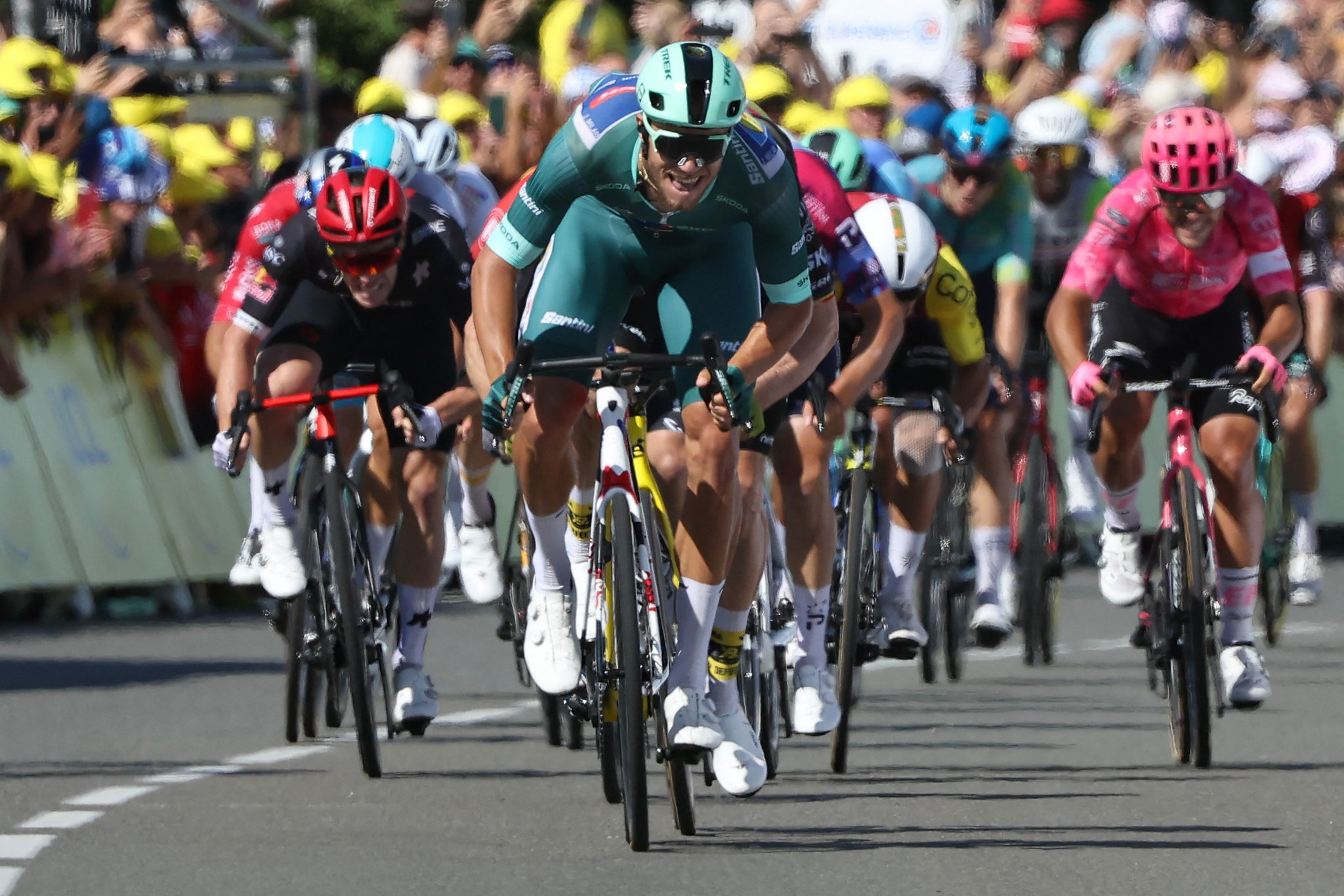 Jonathan Milan in grünem Trikot sprintet als Erster vor Wout van Aert und Kaden Groves auf der 8. Etappe der Tour de France 2025.