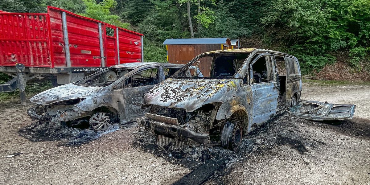 zwei-ausgebrannte-autos-in-sissach-verdacht-auf-brandstiftung-die-polizei-sucht-zeuginnen-und-zeugen