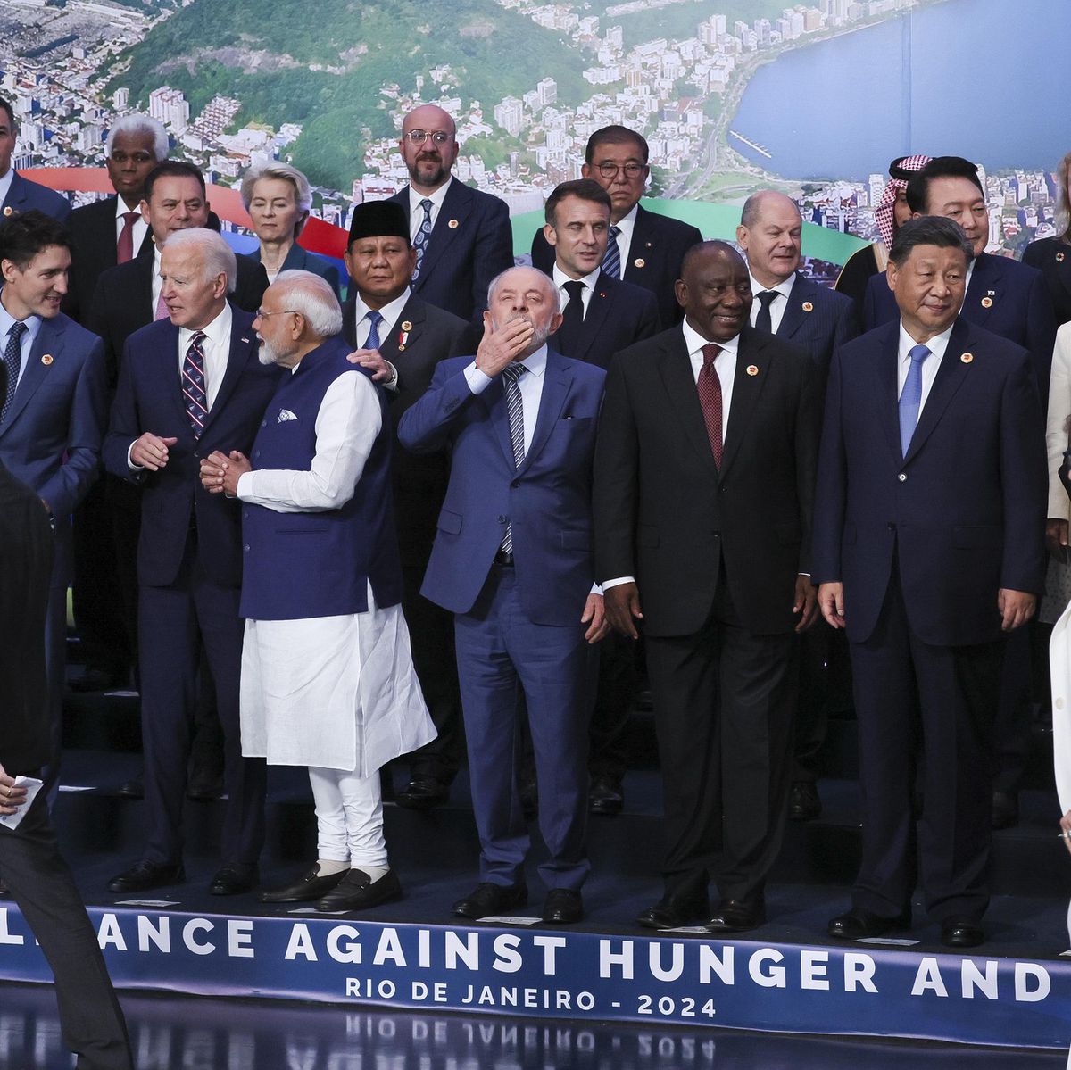 Des leaders mondiaux posent pour la photo de groupe au sommet du G20 à Rio de Janeiro, Brésil, le 19 novembre 2024.