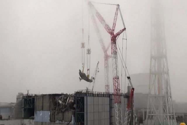 L'entreprise TEPCO a réussi l'extraction de la pièce la plus lourde tombée dans une piscine de la centrale. (Dimanche 2 août 2015)