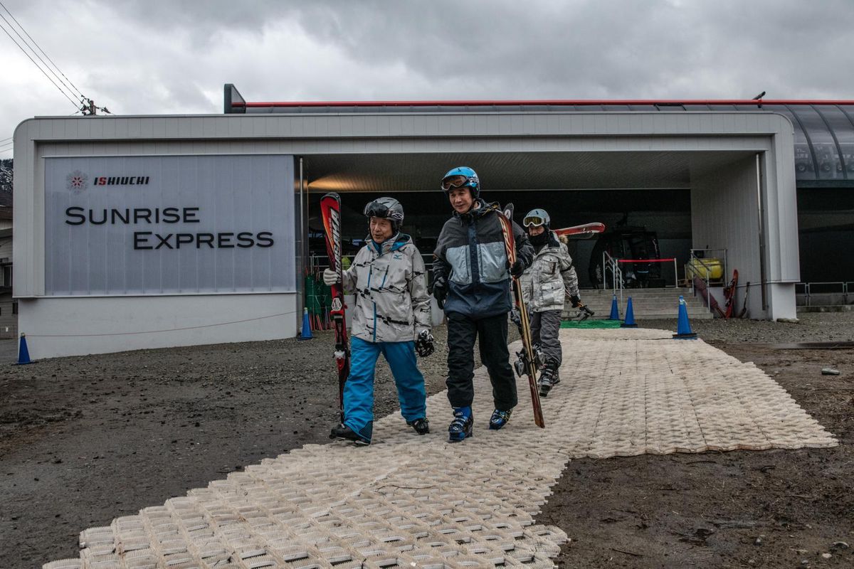 Ein präparierter Weg, aber ohne Schnee: Die Skifahrer in Minamiuonuma, Japan. Foto: Carl Court/Getty Images
