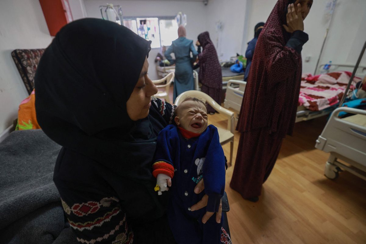 Des enfants souffrant de malnutrition sont traités dans un centre médical à Rafah. 