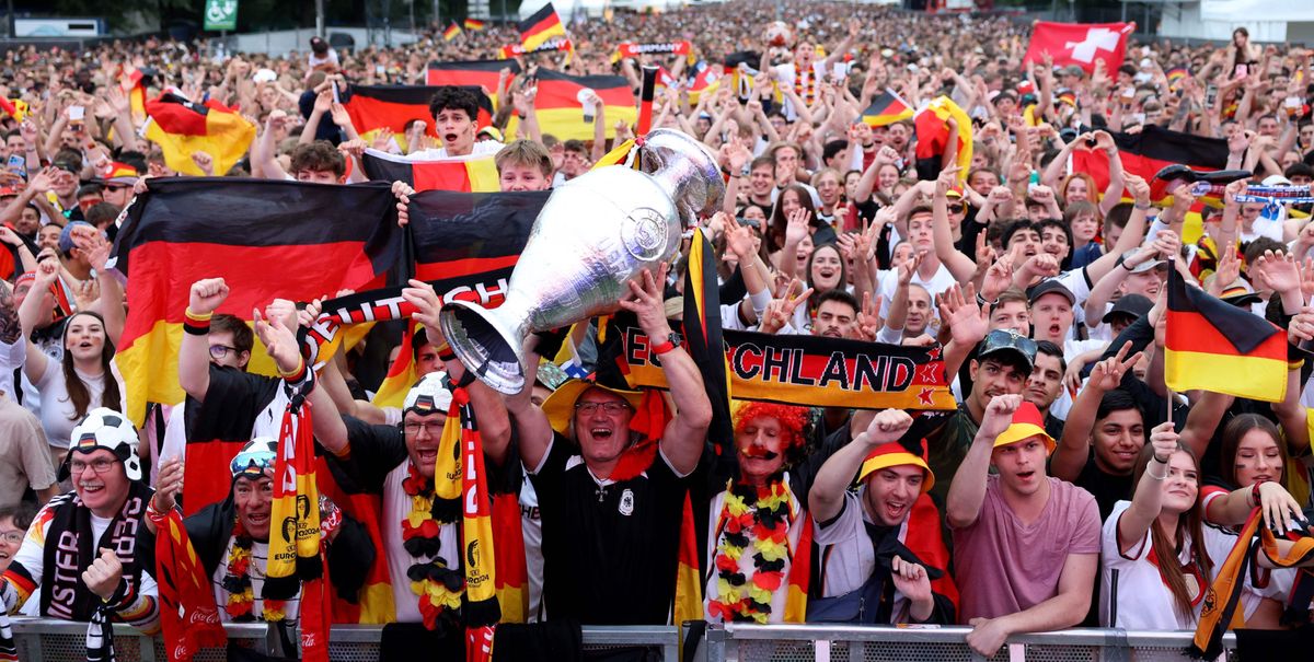 Les supporters allemands cultivent leur capacité à vivre ensemble autour d’un stade depuis des décennies. (Photo by Joerg CARSTENSEN / AFP)