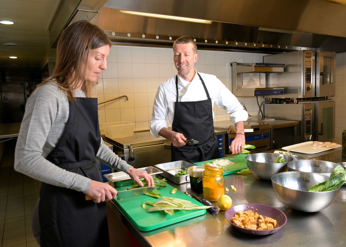 Allcook Kitchen est l'incarnation de la cuisine d'Aurelia Corbaz et Benoît Thorey, qui se mettent aux fourneaux ensemble une fois par mois pour élaborer de nouvelles recettes végétariennes dans leurs locaux de l’avenue Rumine à Lausanne. ©Photo: Chantal Dervey