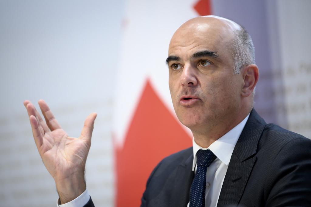Bundesrat Alain Berset aeussert sich an einer Medienkonferenz zur Pflegeinitiative, am Dienstag, 12. Oktober 2021, in Bern. (KEYSTONE/Peter Schneider)