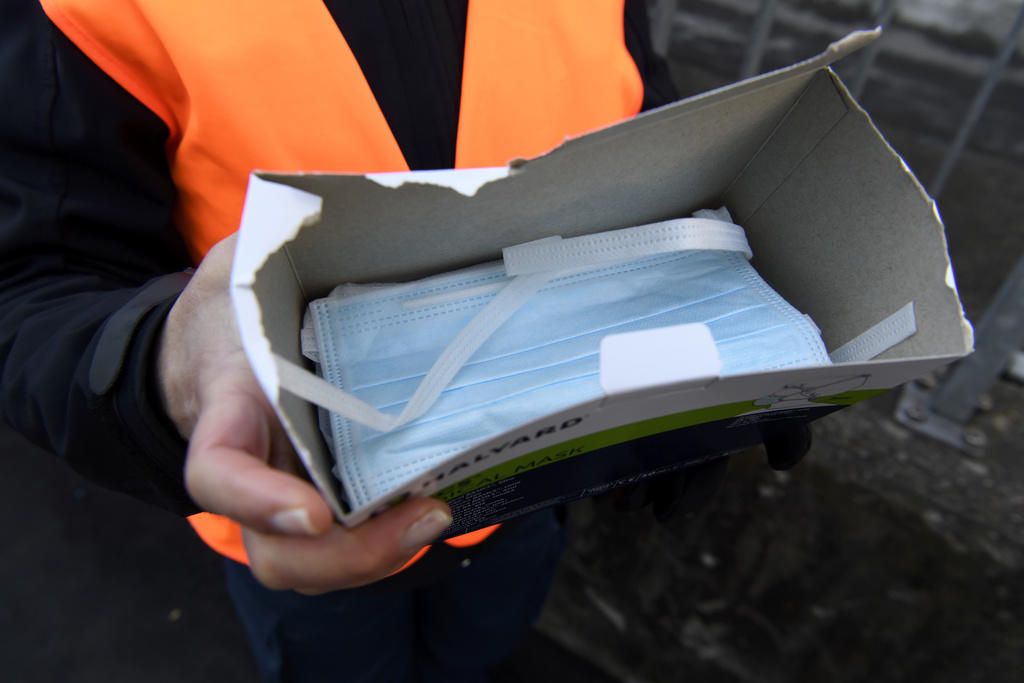 Doch es war bereits zu spät. Zu diesem Zeitpunkt ist der Markt für dringend benötigtes Schutzmaterial bereits ausgetrocknet gewesen
