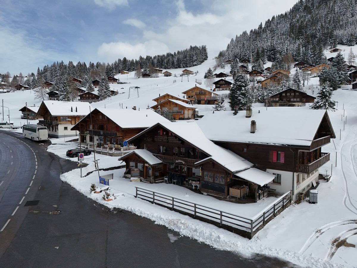 Les Mosses, le 28 mars 2024, Un groupe informel s'est formé sur FaceBook pour relancer la station de ski des Mosses. Le restaurant le Chaussy sera prochainement vendu aux enchères. Le projet de baignade naturelle est en cours de chantier. Ici, le restaurant Le Chaussy, bientôt aux enchères. ©Florian Cella/24H