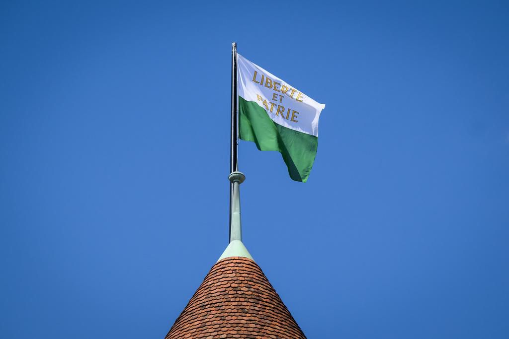 Le drapeau vaudois est visible sur le chateau Saint-Maire lors de la ceremonie de prestation de serment de l'ecole d'aspirantes et d'aspirants 2019 de la Police cantonale vaudoise le jeudi 14 avril 2022 sur la Place du Chateau a Lausanne. Lors de la ceremonie, 27 personnes, soit 18 gendarmes et 9 inspectrices et inspecteurs de la police de surete, toutes issues de l'Academie de police a Savatan, ont pretes serment devant les autorites du Canton de Vaud. (KEYSTONE/Jean-Christophe Bott)