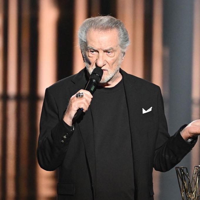 Le chanteur français Eddy Mitchell sur scène reçoit un prix d’honneur spécial lors des Victoires de la Musique à la Seine Musicale, Paris, le 14 février 2025.