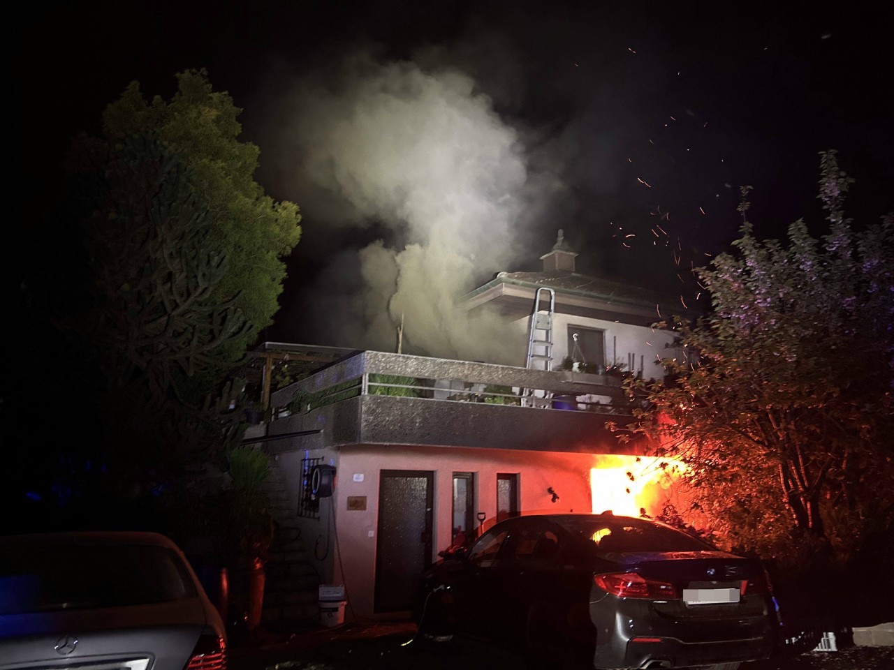 Brand in Rothrist: Meterhohe Flammen machen Haus im Aargau unbewohnbar