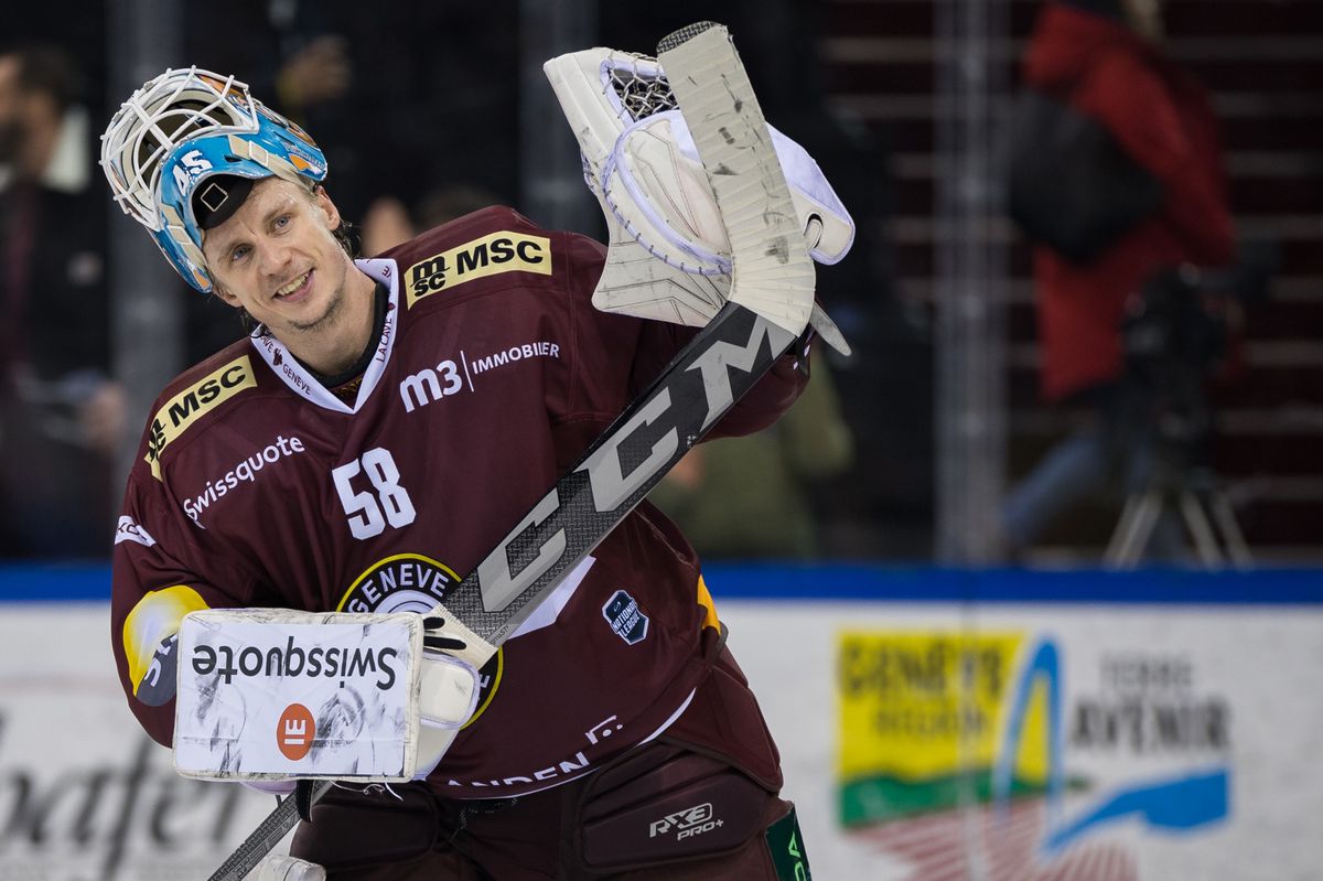 Joie du gardien Jussi Olkinuora (GSHC) apres la victoire 2-1 apres les tirs aux buts, pendant le match entre le Geneve-Servette Hockey Club et le SC Bern comptant pour le championnat de National League, le mardi 19 decembre 2023 a la Patinoire des Vernets, a Geneve (Bastien Gallay / GallayPhoto)
