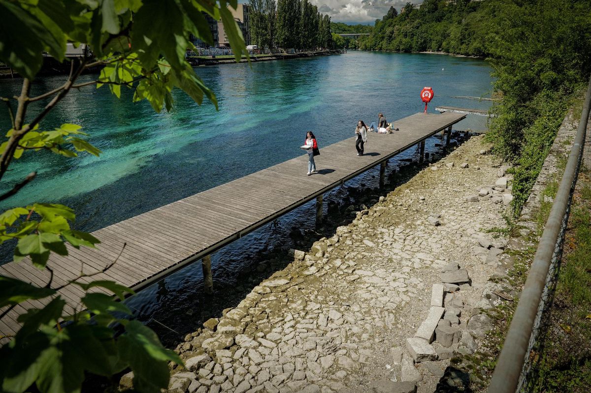 Genève, 20 mars 2021. Le ponton en aval du pont Sous-Terre ressemble davantage à une via ferrata qu’à une plateforme pour baigneurs. Photo: LAURENT GUIRAUD