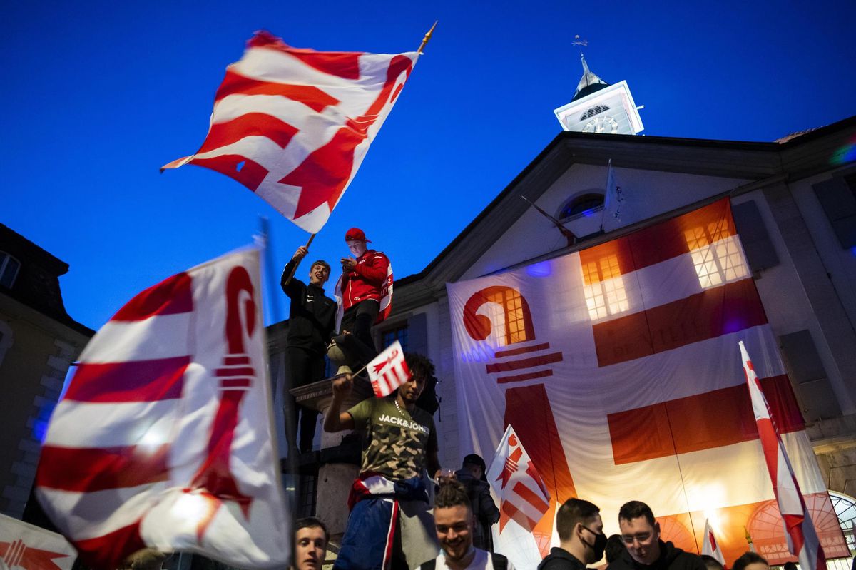 Les pro-jurassiens célèbrent le oui devant l’Hôtel de Ville de Moutier ou a été dressé un drapeau du canton du Jura après l’annonce du résultat du vote ce dimanche. 
