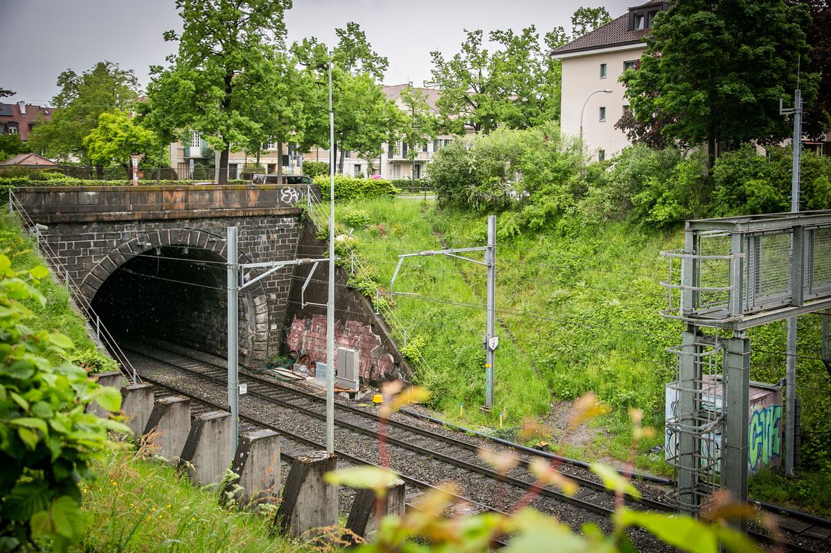 Elsaesserbahn, vom SBB, Französische Seite Richtung Frankreich (via st. Johanns Bahnhof) Basel. Sicht vom Tunnel zur Marschalkenstrasse (bei der Neubadstrasse). Dienstag 07. Mai 2024 Foto © nicole pont


