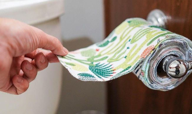 Stoffstreifen, die man nach der Benutzung waschen muss, anstatt WC-Papier: Mit dem «Family Cloth» soll die Umwelt geschützt werden.