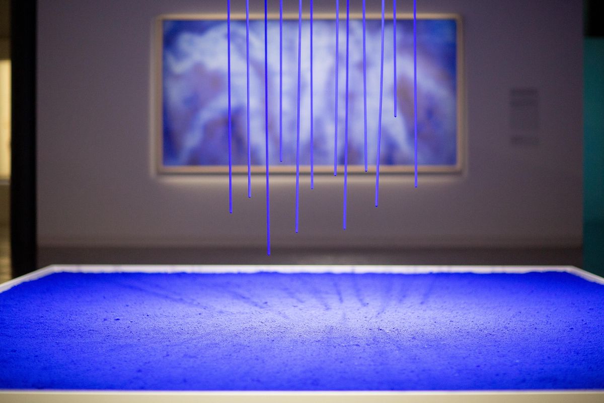 «Pigment bleu», installation d’Yves Klein, avec au fond, «Hiroshima» du même artiste à voir à la Fondation Opale à Lens dans un dialogue avec l’art aborigène. 