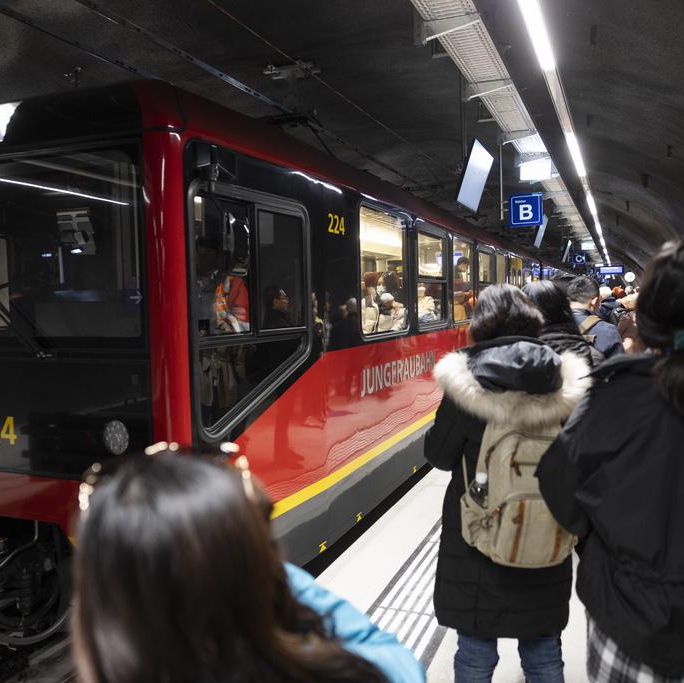 Un train de la Jungfraubahn arrive à la station Jungfraujoch avec des passagers sur le quai, le 14 avril 2022.