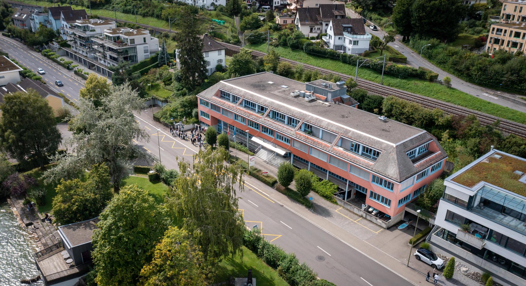 Seehalde, Verwaltungsgericht weist Rekurs gegen 5G-Antenne auf dem Dach der Berufswahlschule ab, Schule, 31.8.21, Foto: Manuela Matt 