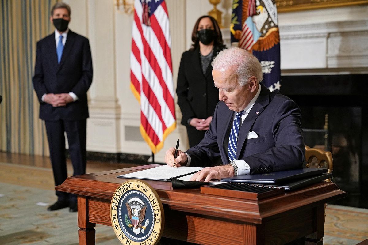 Joe Biden signe des décrets sur des mesures environnementales, dont un moratoire sur les forages pétroliers et l’organisation par les Etats-Unis d’un sommet sur le climat en avril, le 27 janvier 2021 à Washington.  