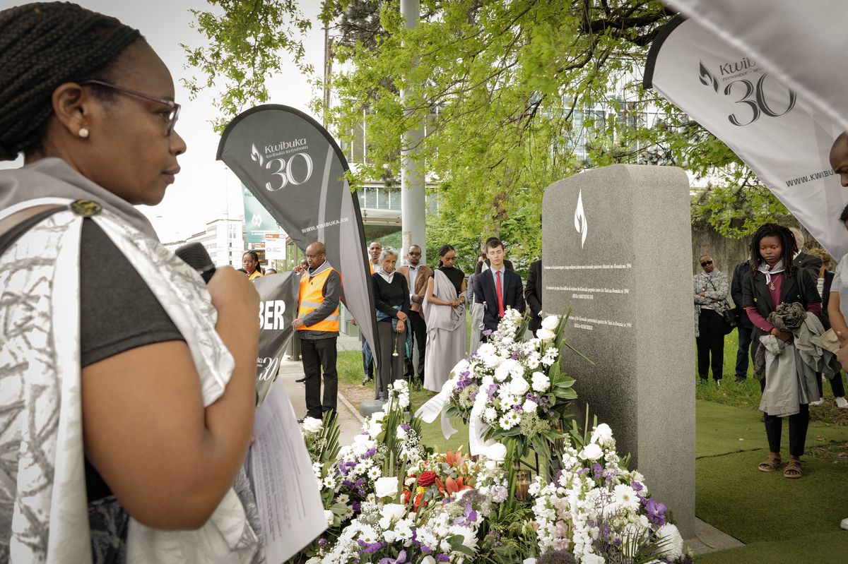 Genève, le 15 avril 2024. Quai Wilson. 30ème Commémoration du génocide de 1994 contre les Tutsi au Rwanda. Cérémonie de dépôt de gerbes à la Stèle Mémoriale située à la Place des Nations. La minute de silence.