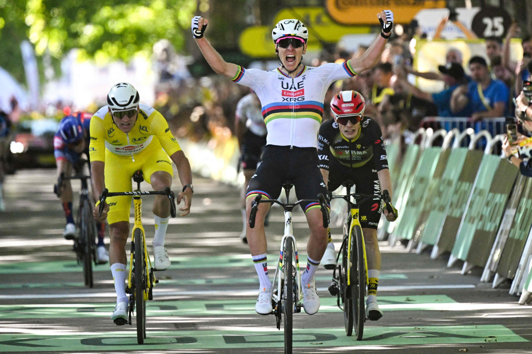 Slovenischer Radfahrer Tadej Pogacar vom UAE Team Emirate jubelt über den Sieg bei der 4. Etappe der Tour de France 2025, gefolgt von niederländischem Fahrer Mathieu van der Poel und dänischem Jonas Vingegaard.
