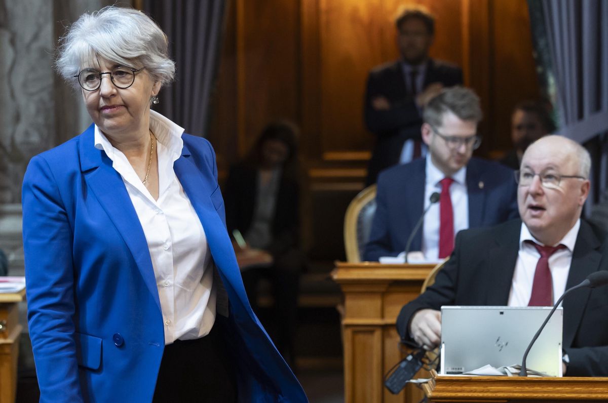 Elisabeth Baume-Schneider entre dans le Conseil des États à Berne, près de Pierre-Yves Maillard, pendant la session de printemps 2024.