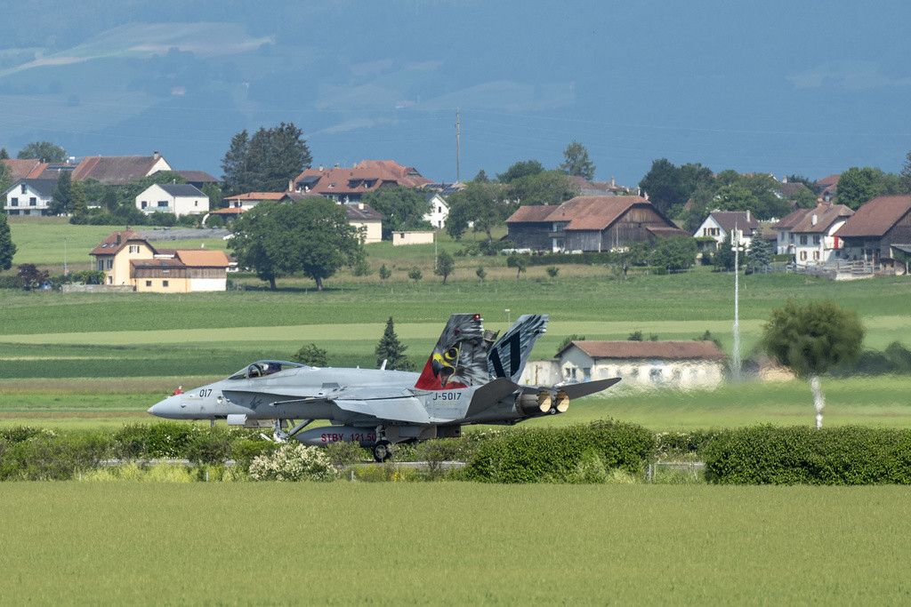 Un avion de chasse F/A-18 atterrit sur l'autoroute A1 près de Payerne lors de l'exercice militaire Alpha Uno, le 5 juin 2024.
