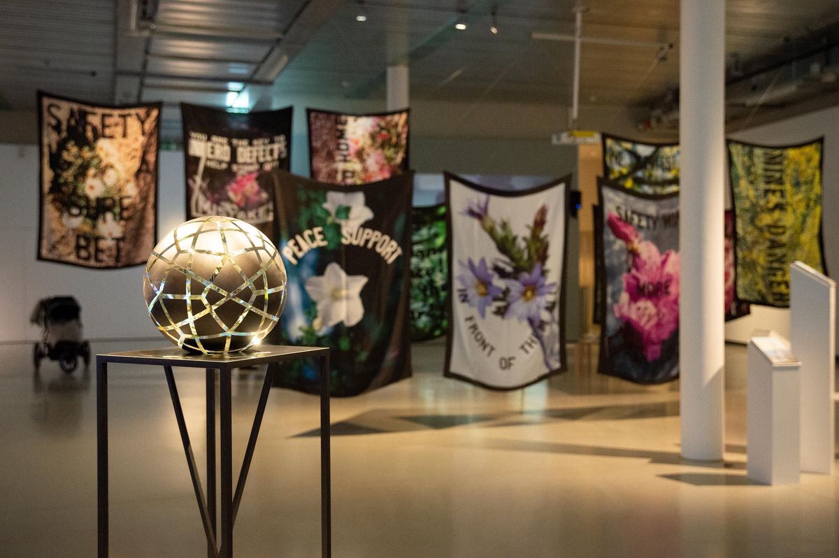 La sphère d’Olafur Eliasson, «Geometric lines for horizons», est le point central de la nouvelle exposition du MICR. À l’arrière-plan, les drapeaux de soie de Denise Bertschi, «State fiction».