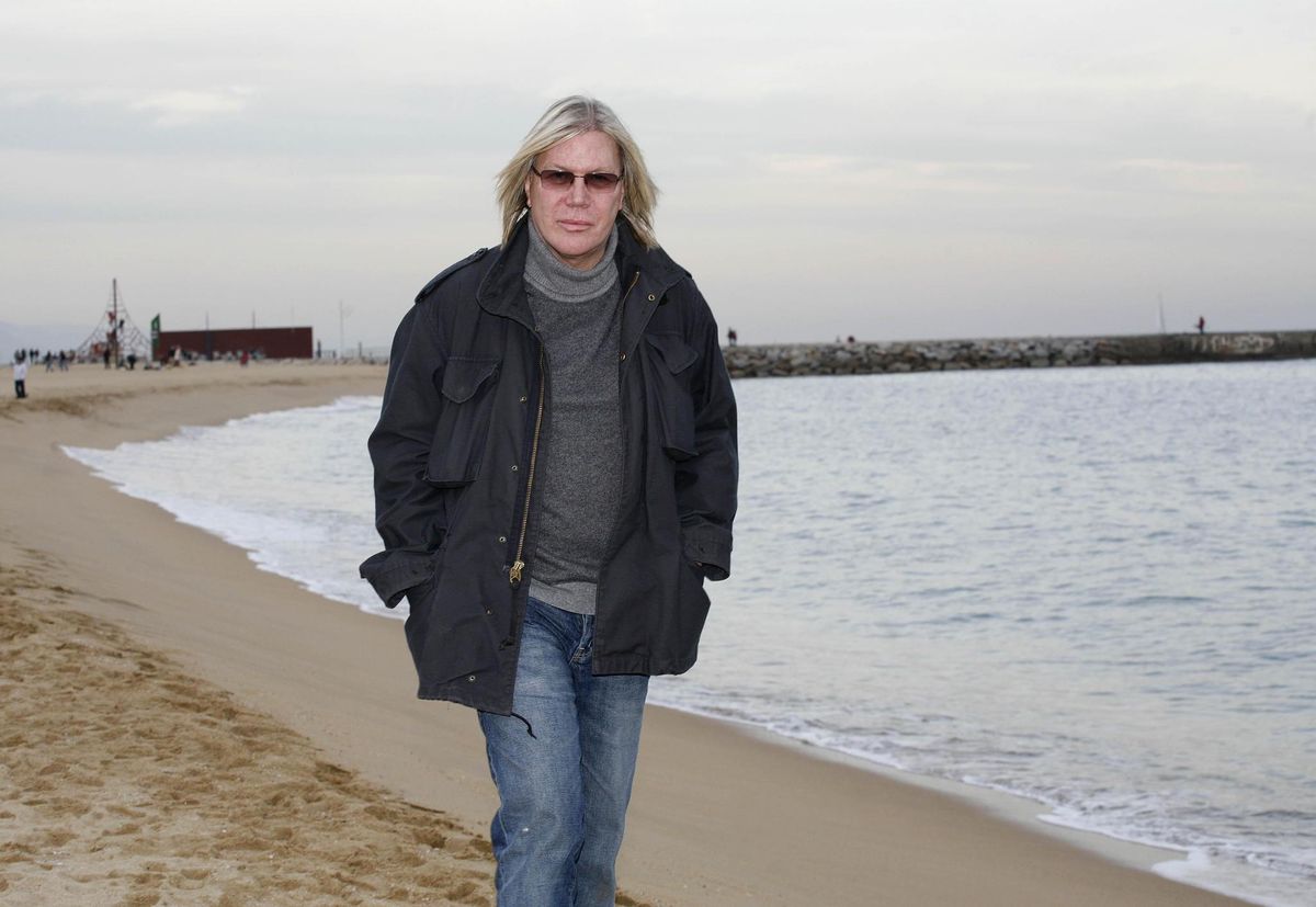 Patrick Juvet, sur une des plages de Barcelone proche de la Villa olmpica, exprime le plaisir qu’il éprouve au bord de la grande bleue.