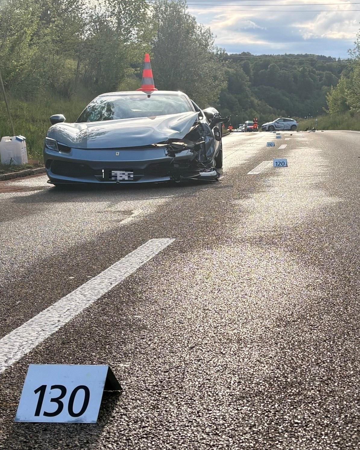 Kollision in Birmensdorf: Vier Verletzte bei Unfall mit 830-PS-Sportwagen