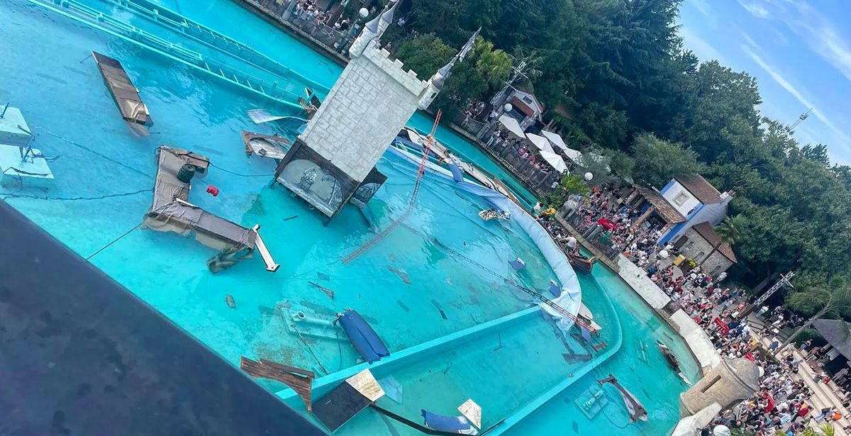 Selon le parc d’attractions, le bassin de la scène de spectacle s’est rompu avant que l’eau finisse par provoquer l’accident.