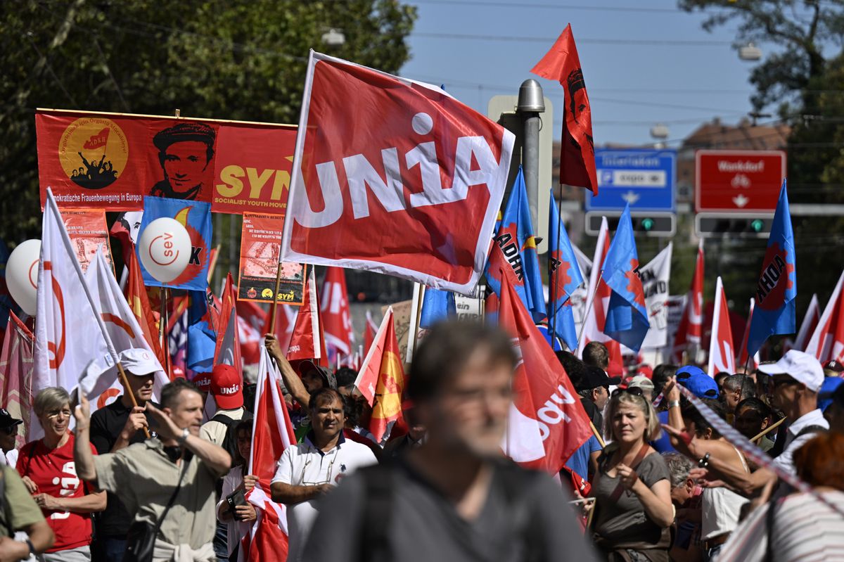 Demonstrantinnen und Demonstranten anlaesslich einer Kundgebung, am Samstag, 16. September 2023, in Bern. Gewerkschaften wie SGB und UNIA fordern mit ihrer Kaufkraft-Demo hoehere Loehne und Renten. (KEYSTONE/Peter Schneider)