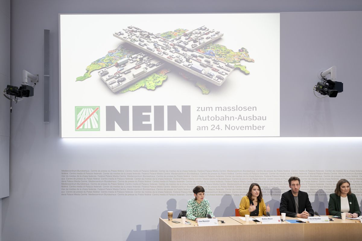 Mattea Meyer, Lisa Mazzone, David Raedler et Jelena Filipovic lors d'une conférence de presse à Berne contre l'expansion des autoroutes avant le vote du 24 novembre.