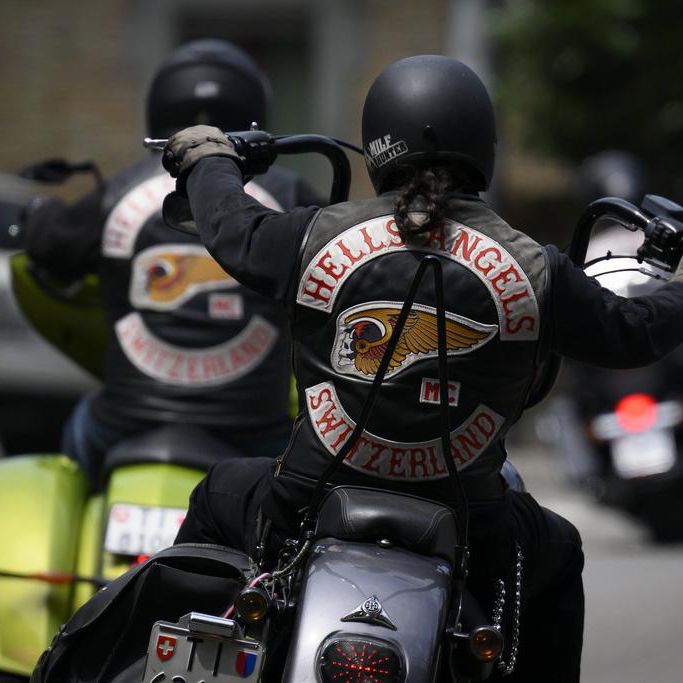 Membres des Hells Angels quittant un parking à moto près du tribunal après le procès des clubs de motards Hells Angels et Bandidos, le 30 juin 2022 à Berne.