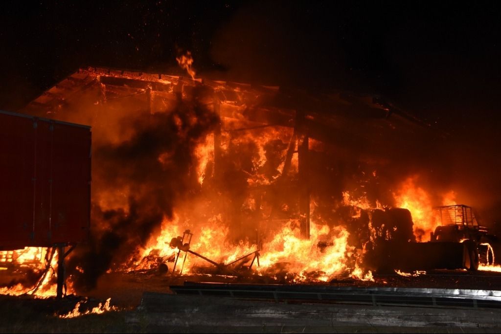 Une grange et une étable détruites par le feu