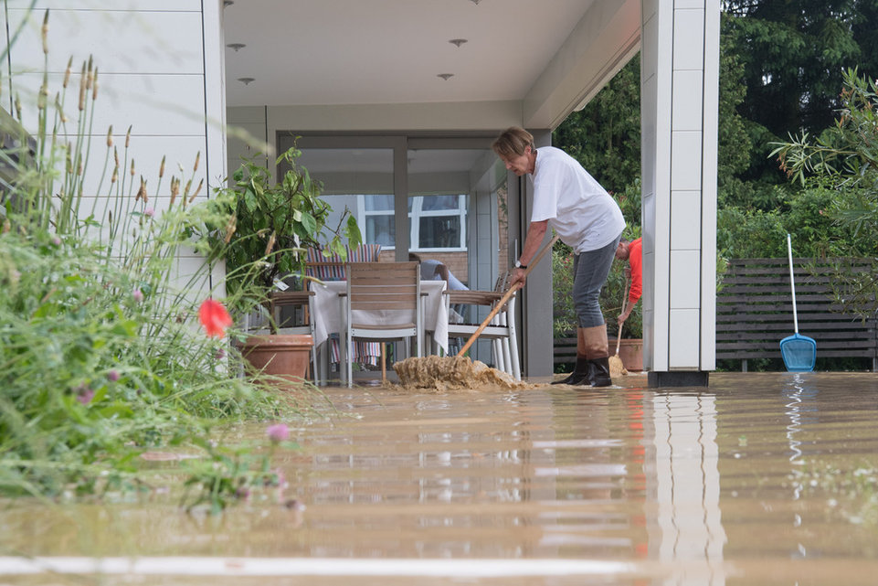 Das Aufräumen hat begonnen: Überschwemmungen nach starken Regenfällen am Sonntag in Leonding in Oberösterreich. (5. Juni 2016)
