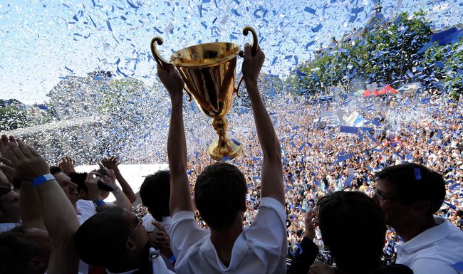 Hannu Tihinen praesentiert den Fans auf dem Helvetiaplatz den Pokal Andreas Meier/freshfocus
