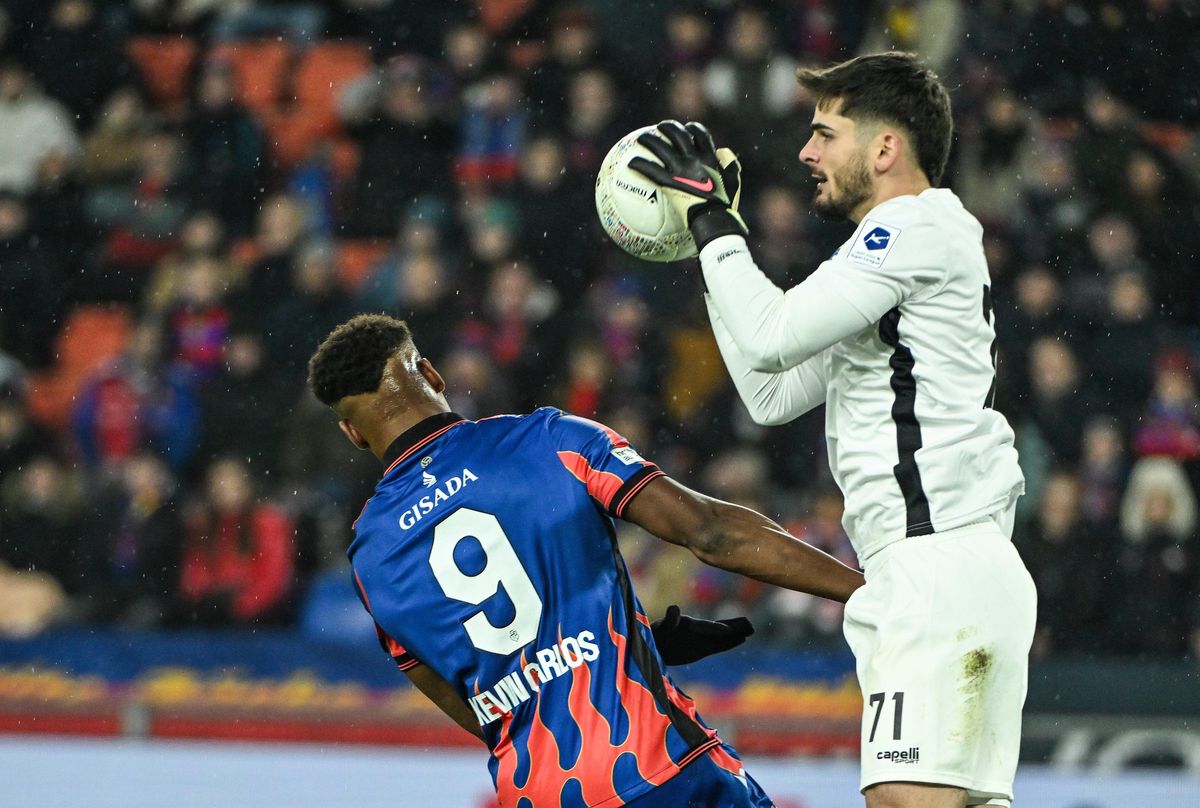 14.12.2024; Basel; Fussball Super League - FC Basel - Grasshopper Club Zuerich; Kevin Carlos (Basel)  gegen Torhueter Justin Hammel (GC) (Daniela Frutiger/freshfocus)