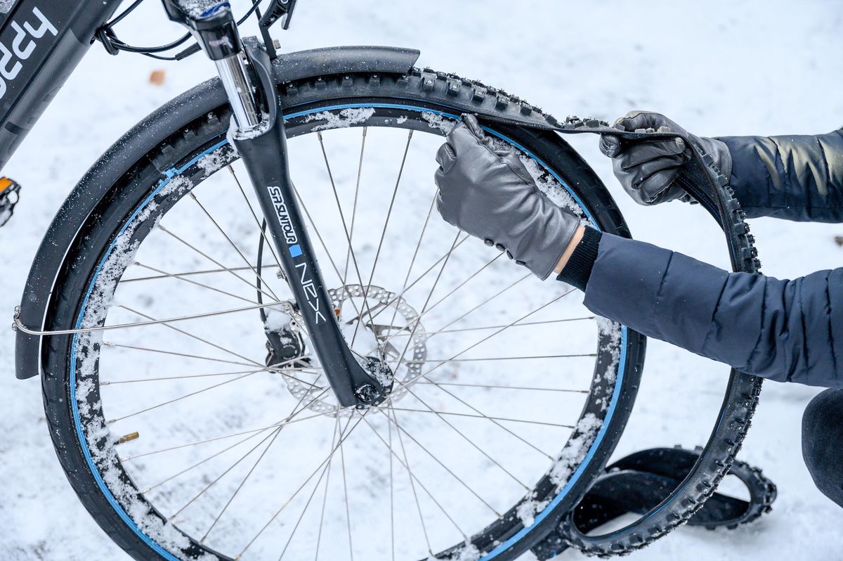 A l’aide d’une fermeture éclair, il est possible de changer le profil de ses pneus sans démonter la roue.