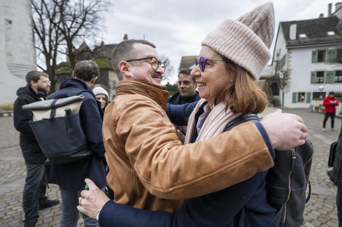 La candidate Valérie Mausner Léger est félicite par le socialiste Sacha Vuadens. Elle est arrivée en tête du premier tour de la complémentaire.