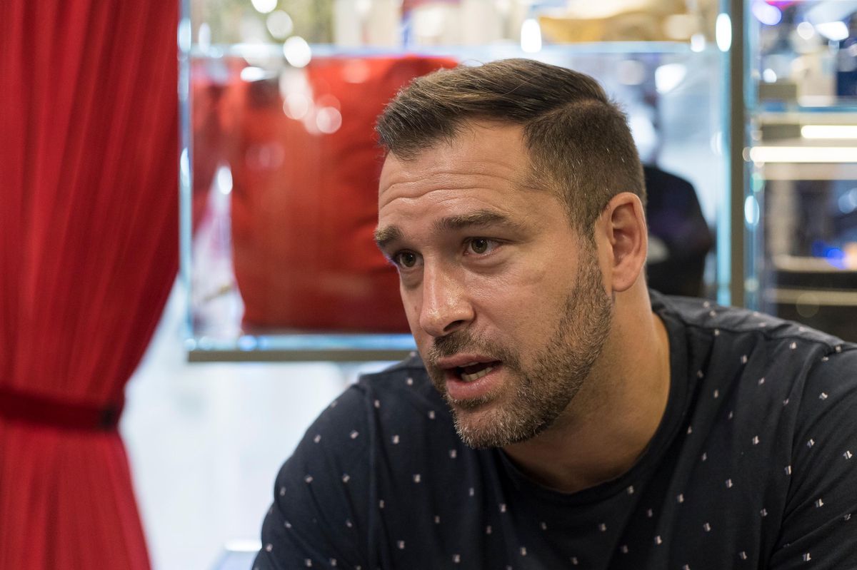 A 42 ans, Goran Bezina a décidé de mettre un terme à sa carrière de joueur. S’il a joué la plus grande partie de sa carrière à Genève, il portait le maillot du HC Sierre depuis 2019. 